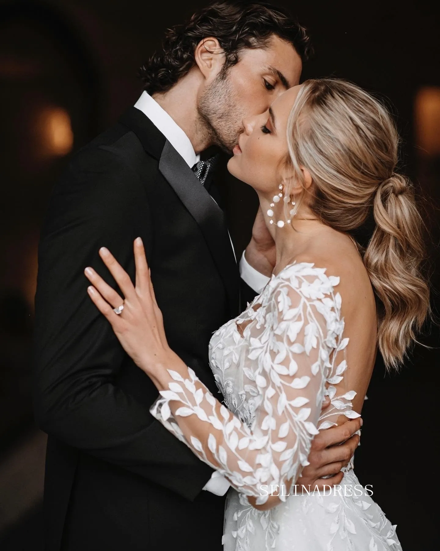 Chic A-line V neck 3D Floral Lace Wedding Dress Long Sleeve Rustic Bridal Gowns JKW205