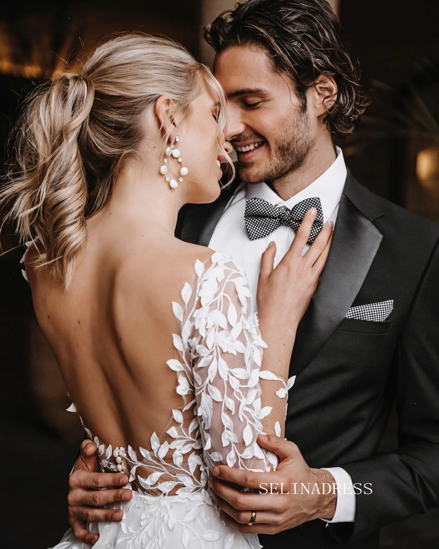 Chic A-line V neck 3D Floral Lace Wedding Dress Long Sleeve Rustic Bridal Gowns JKW205
