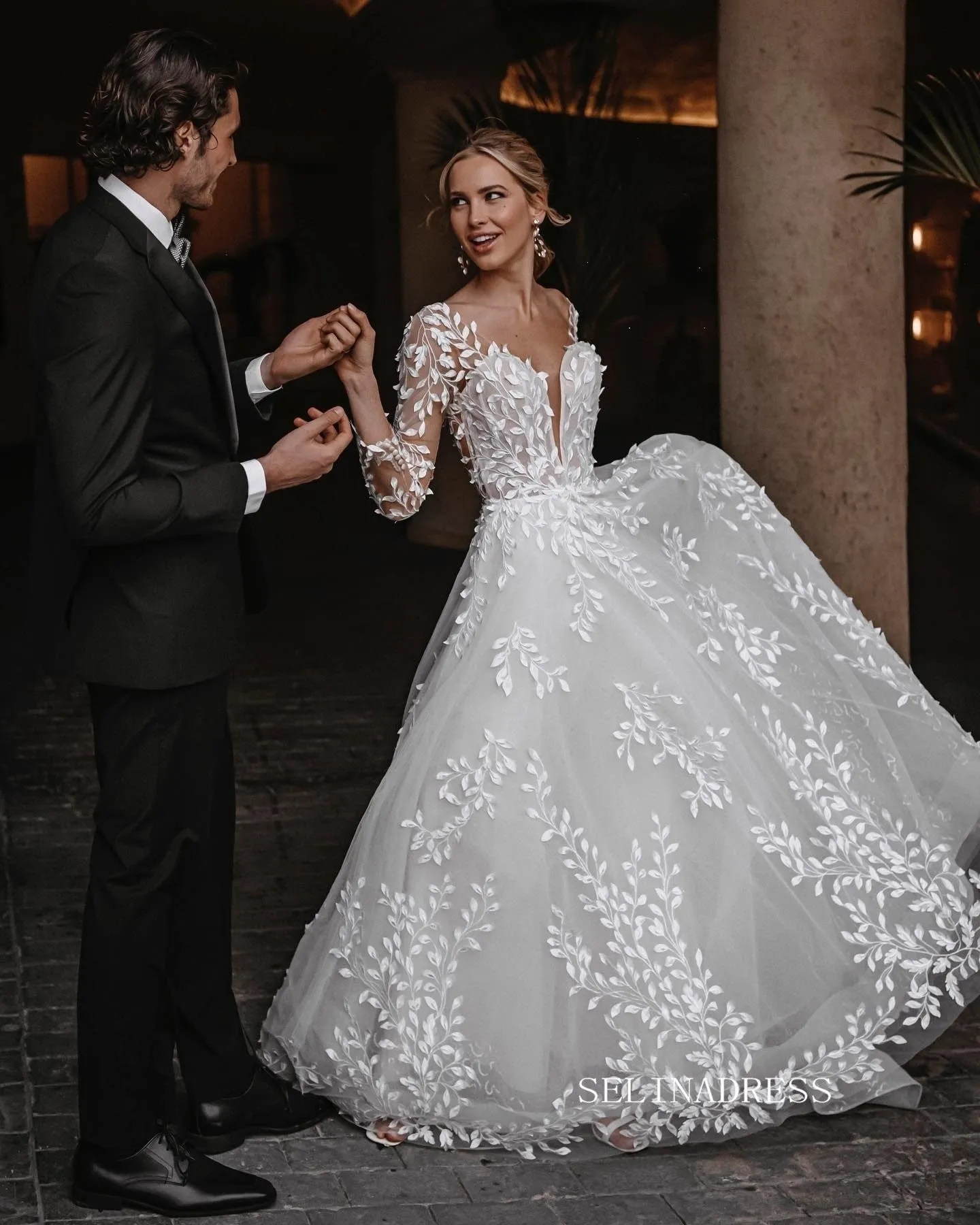Chic A-line V neck 3D Floral Lace Wedding Dress Long Sleeve Rustic Bridal Gowns JKW205